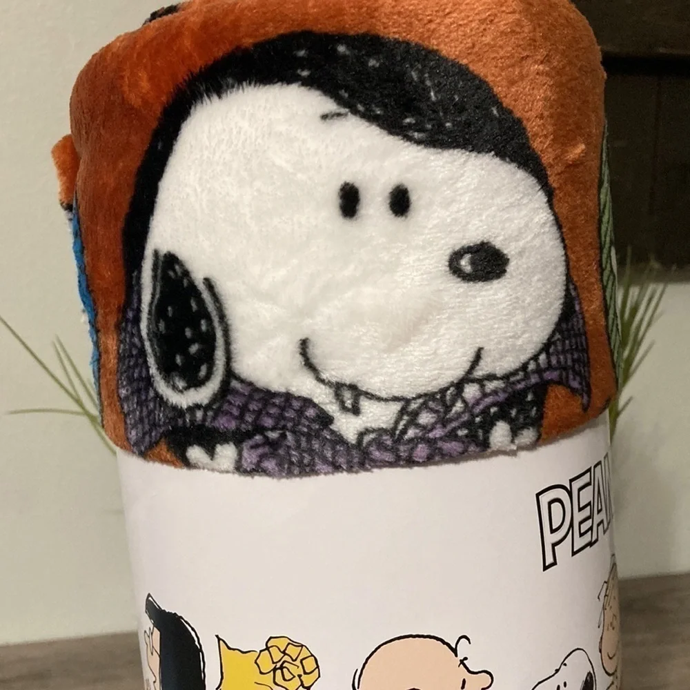 PEANUTS CHARACTERS HALLOWEEN CIRCLES 50 X 70 PLUSH THROW